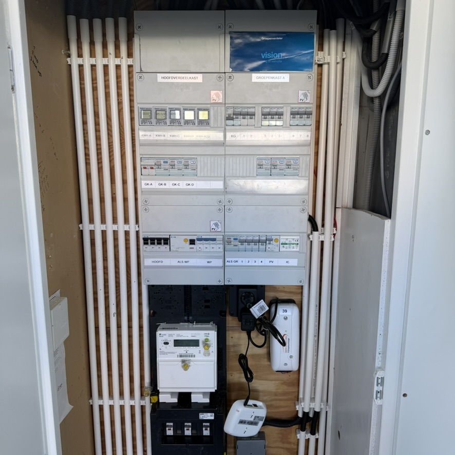Nieuwe meterkast met hoofdverdeelkast, aangelegd door Wattwies