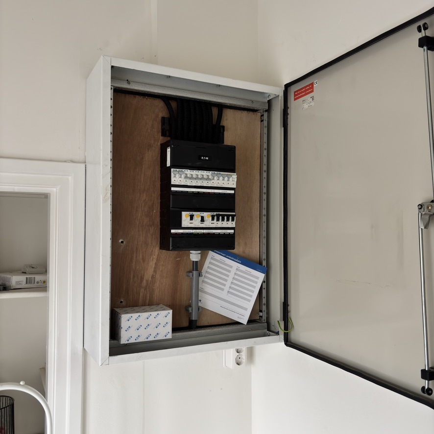 Nieuwe Eaton groepenkast vervangen in een woning in Groningen: aardlekautomaten en hoofdschakelaar netjes aangesloten door Wattwies volgens NEN 1010