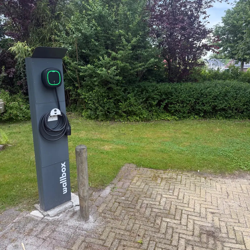 Laadpaal installatie met Wallbox, professioneel geplaatst door Wattwies