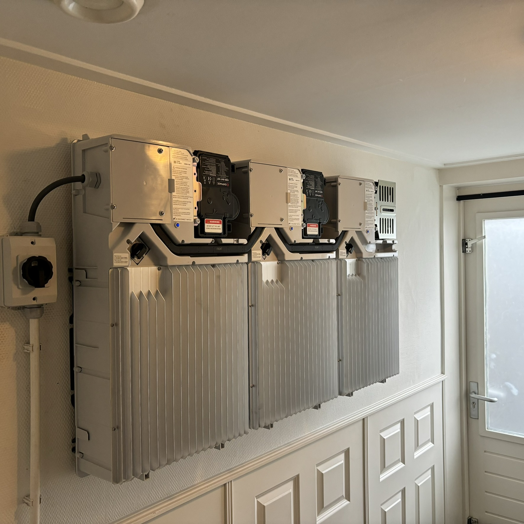 Enphase omvormers en thuisbatterij netjes gemonteerd door Wattwies