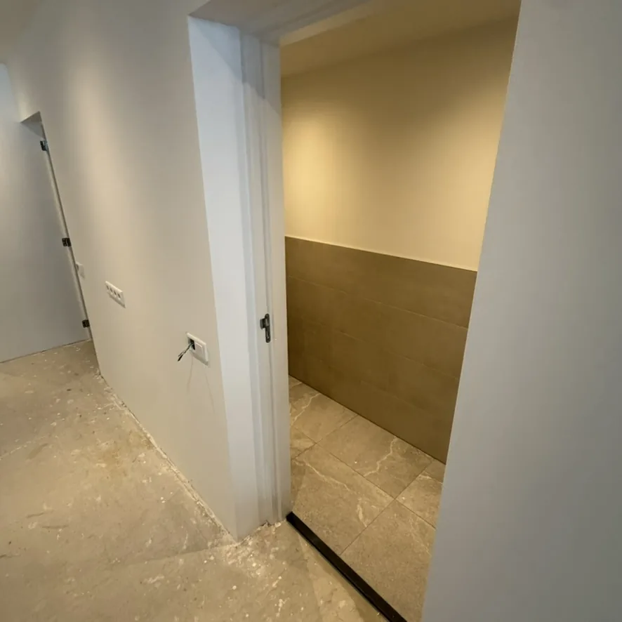 Nieuwe schakelaars en wandcontactdozen in de gang na renovatie, Winschoterkade Groningen