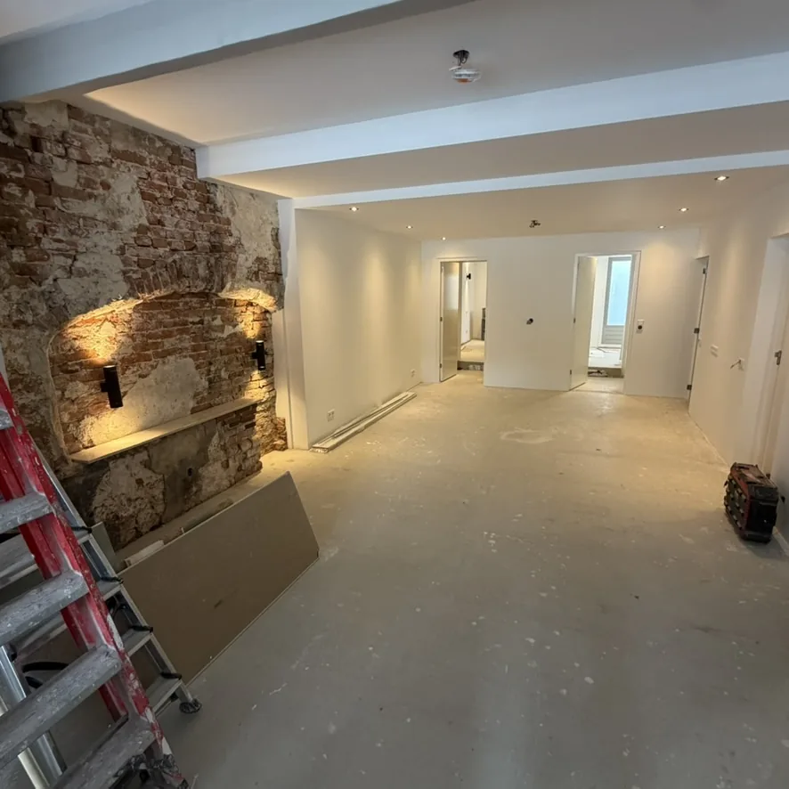 Inbouwspots en wandverlichting op bakstenen muur na renovatie, Winschoterkade Groningen