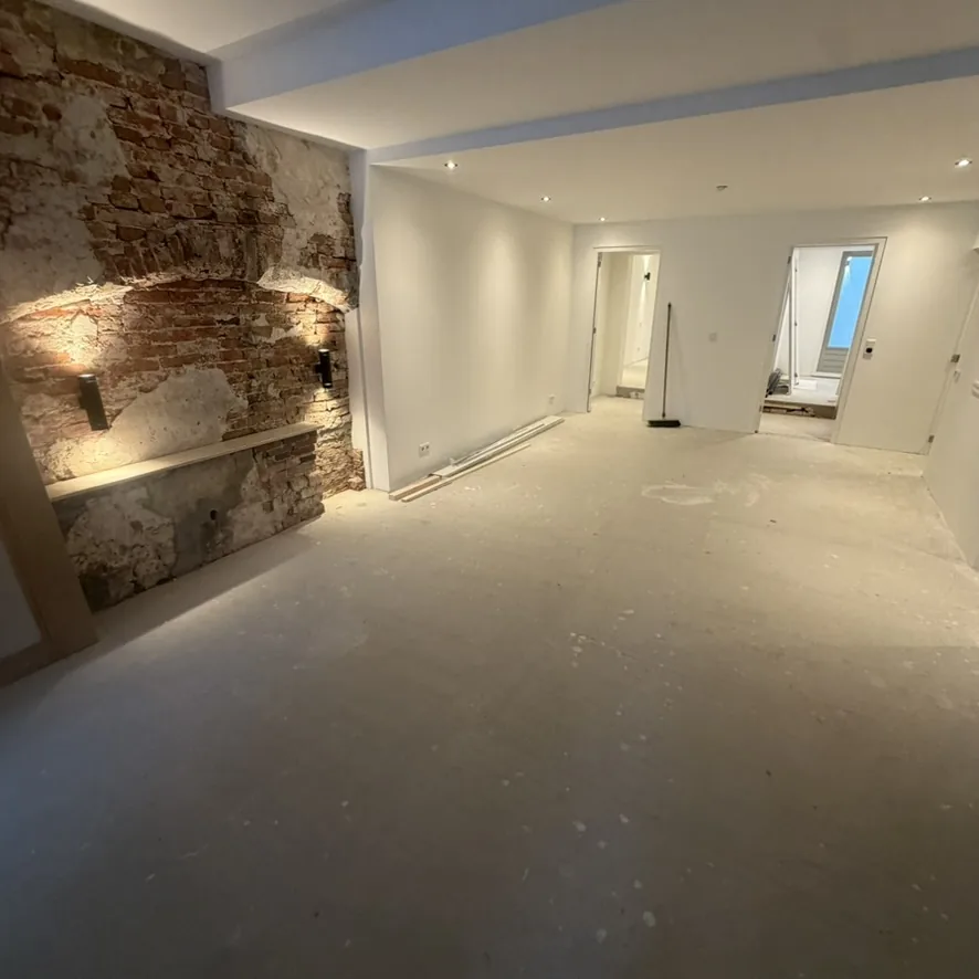 Inbouwspots in het plafond en sfeerverlichting op de oude bakstenen muur, Winschoterkade Groningen