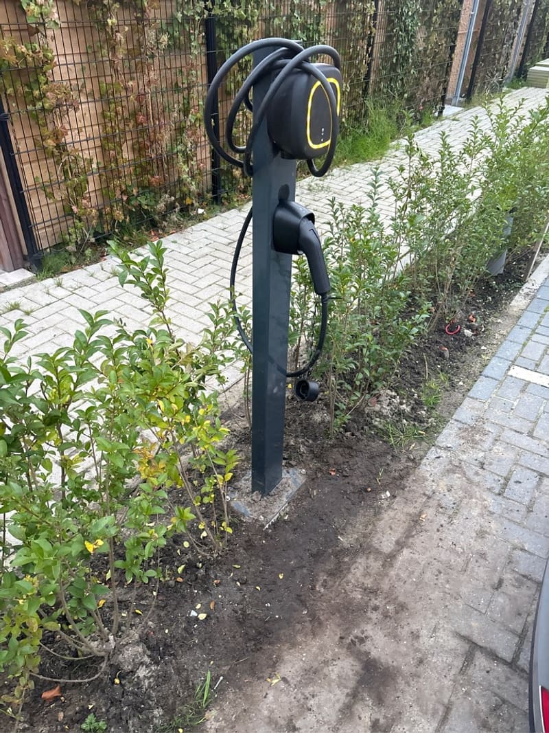 Laadpaal in de tuin met eigen groep, geïnstalleerd door Wattwies